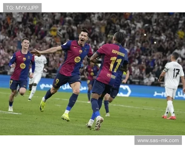 西超杯决赛皇马巴萨半场对峙，战术调整成关键